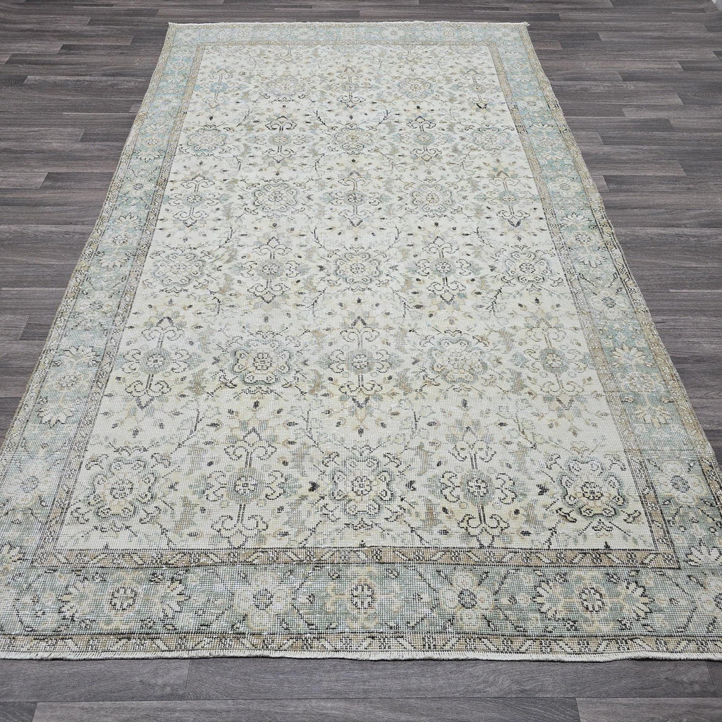 Neutral Oushak Rug: Hand-Knotted Wool Anatolian Area Rug (5.60x9.5 ft)
