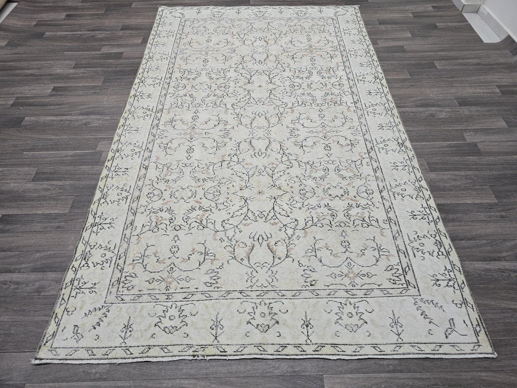 5x9 Vintage Turkish Wool Rug: Hand Knotted Oushak Isparta