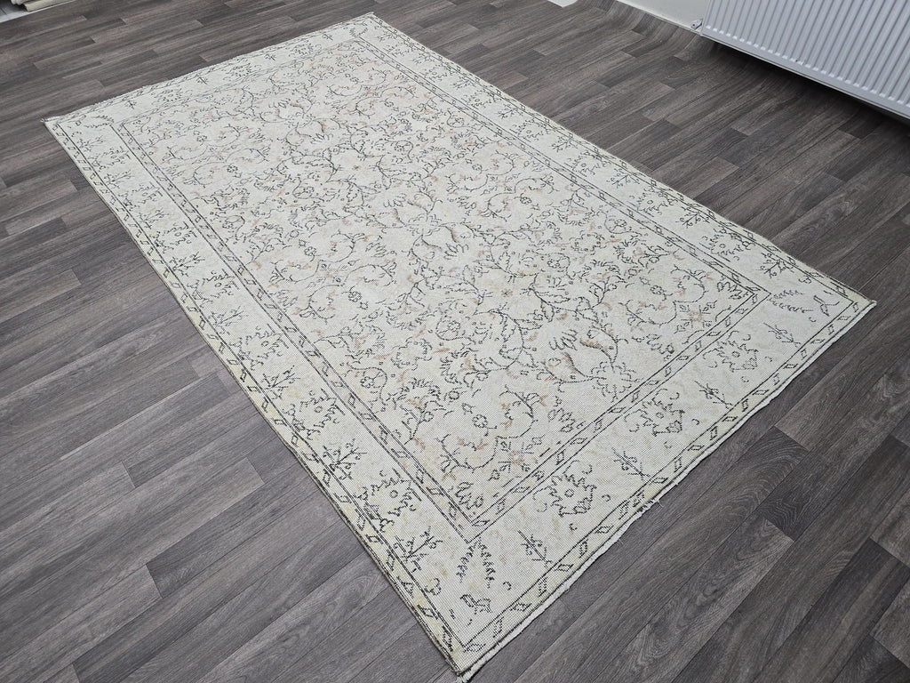 5x9 Vintage Turkish Wool Rug: Hand Knotted Oushak Isparta