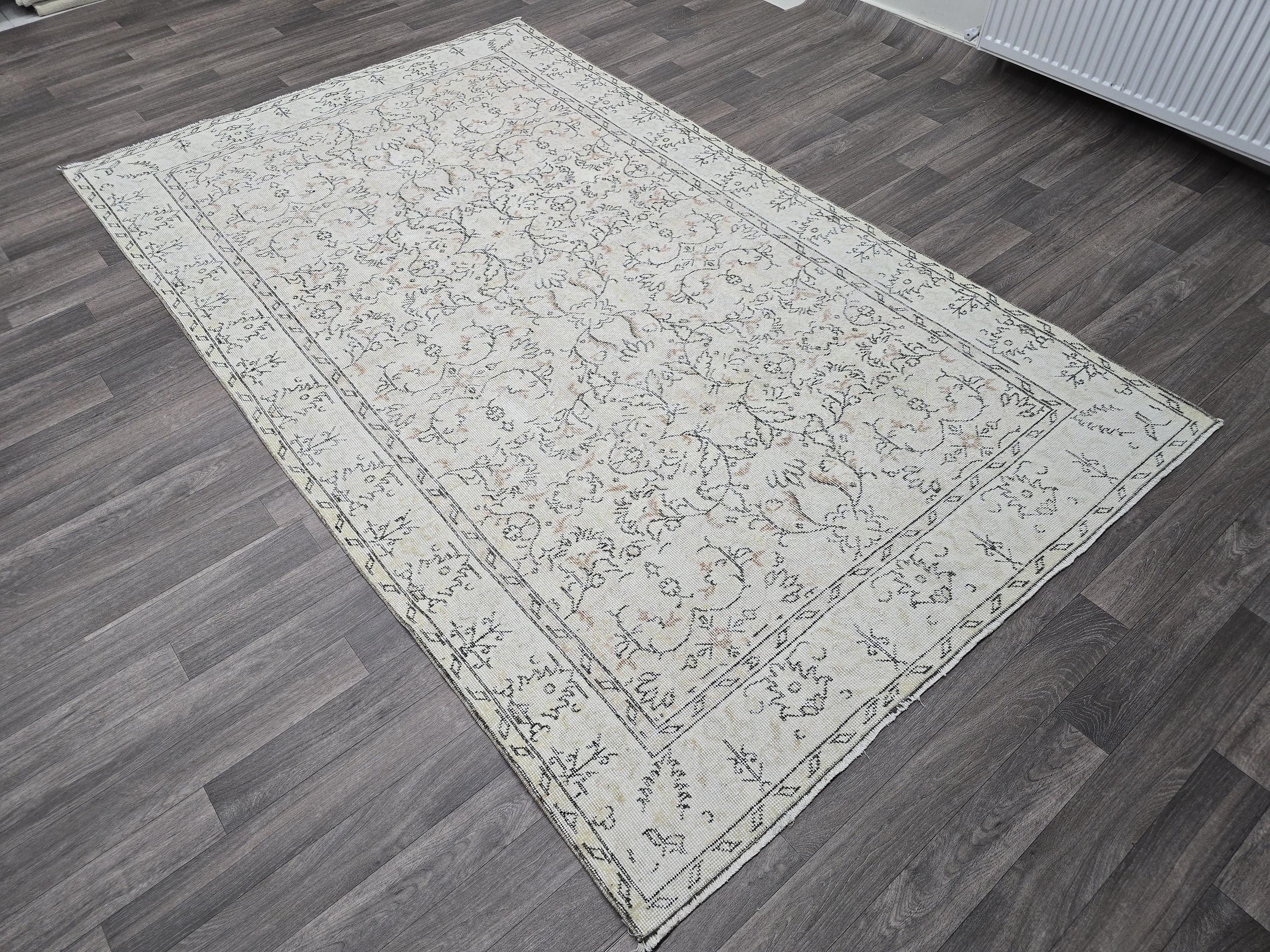 5x9 Vintage Turkish Wool Rug: Hand Knotted Oushak Isparta