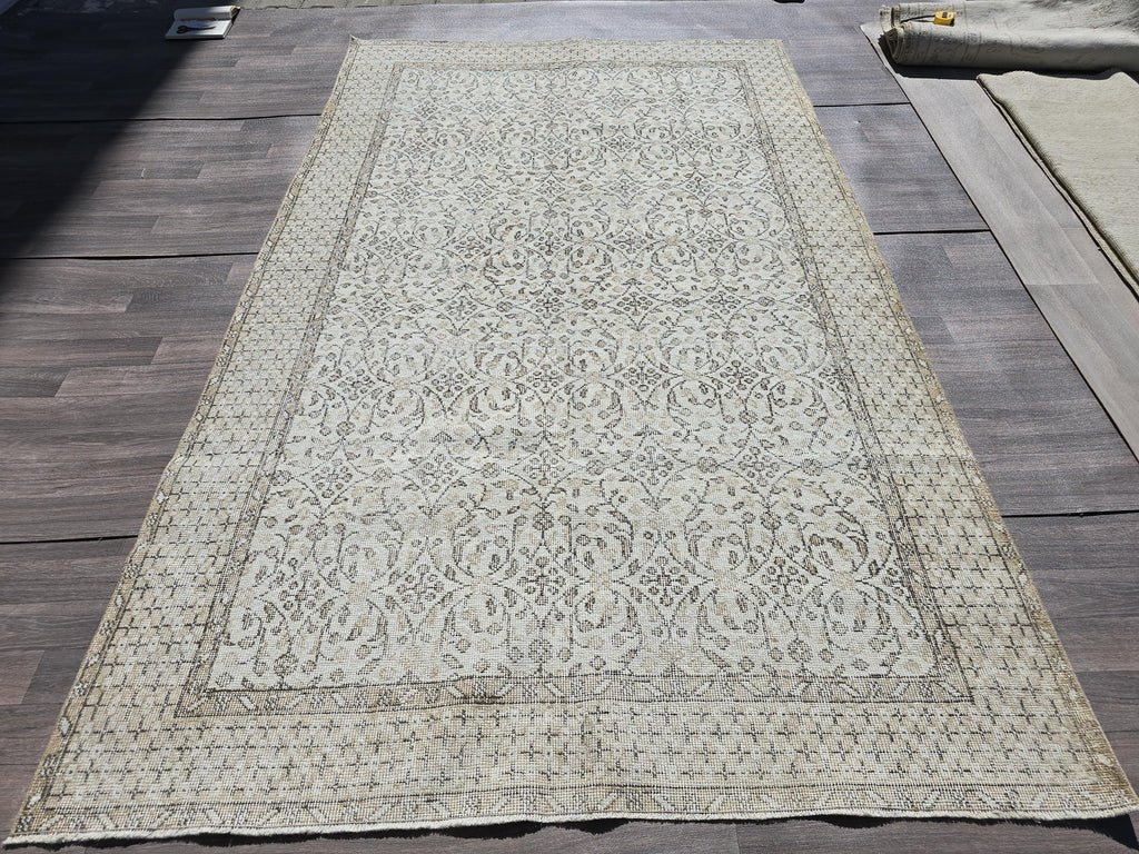 Vintage Turkish Oushak Wool Rug: 5.7x9.4 ft, Hand-Knotted Neutral Area Rug