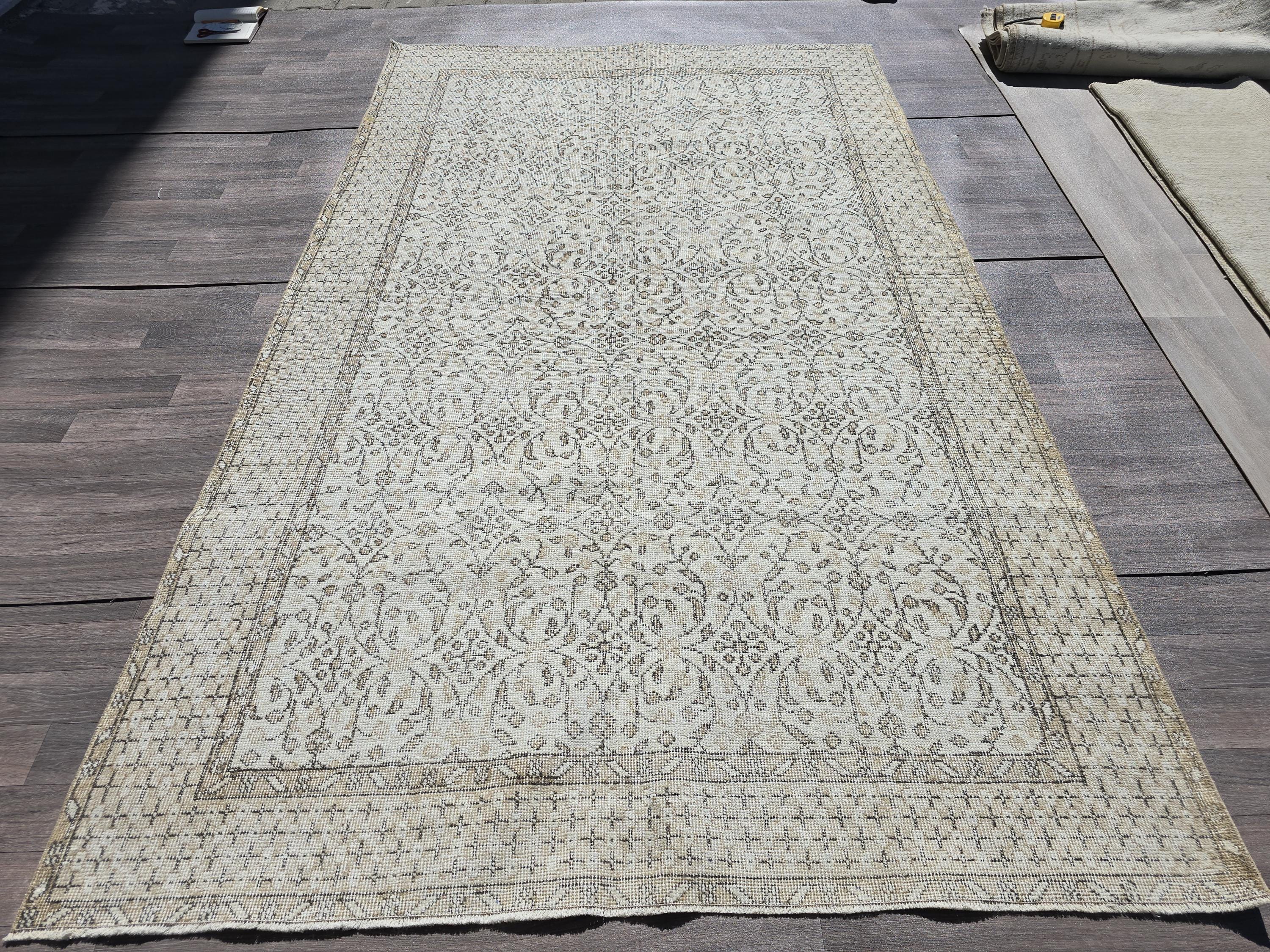 Vintage Turkish Oushak Wool Rug: 5.7x9.4 ft, Hand-Knotted Neutral Area Rug