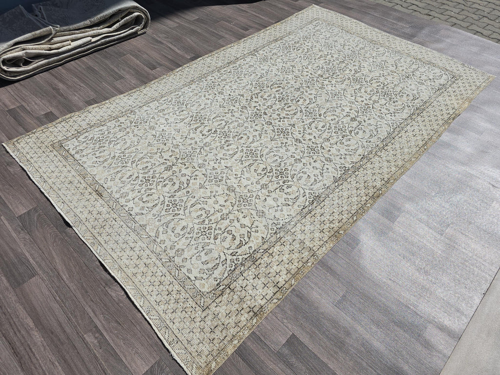 Vintage Turkish Oushak Wool Rug: 5.7x9.4 ft, Hand-Knotted Neutral Area Rug