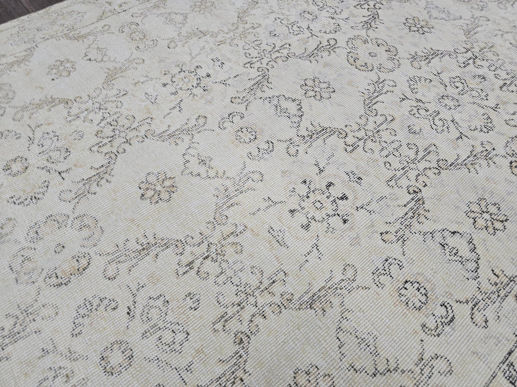 Hand Knotted Vintage Turkish Area Rug – 5.25x8.70 ft | Faded Cream, Distressed Oriental Carpet