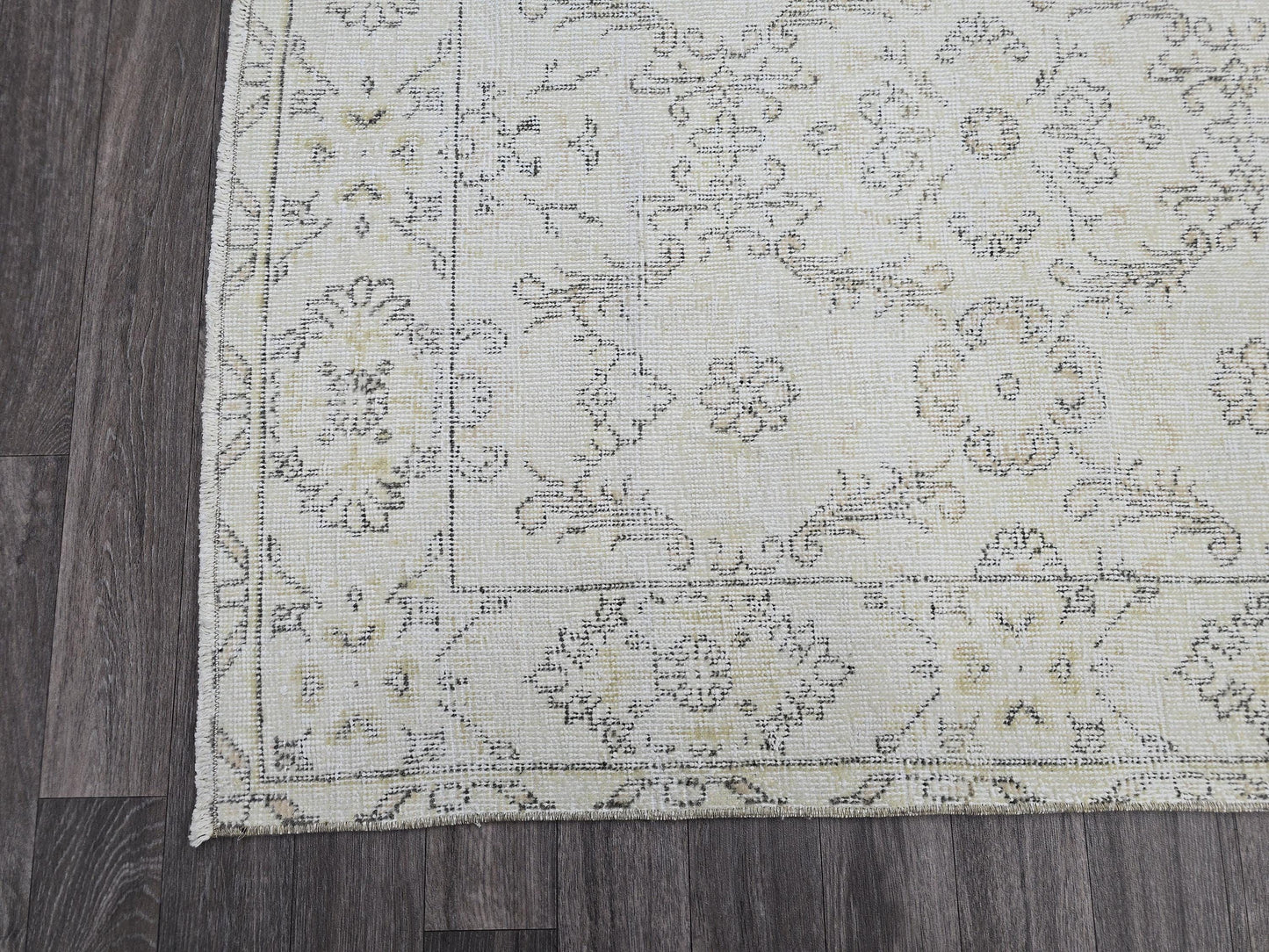 Hand Knotted Vintage Turkish Area Rug – 5.25x8.70 ft | Faded Cream, Distressed Oriental Carpet