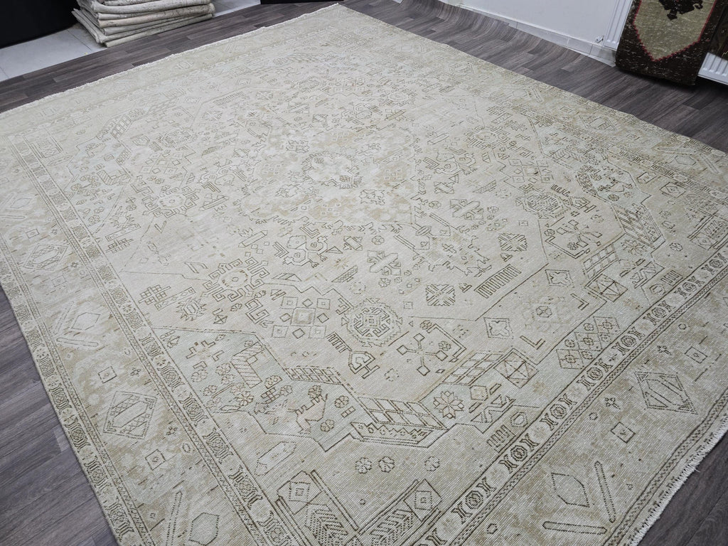10x12 Handmade Wool Heriz Rug: Vintage Turkish Geometric Area Rug
