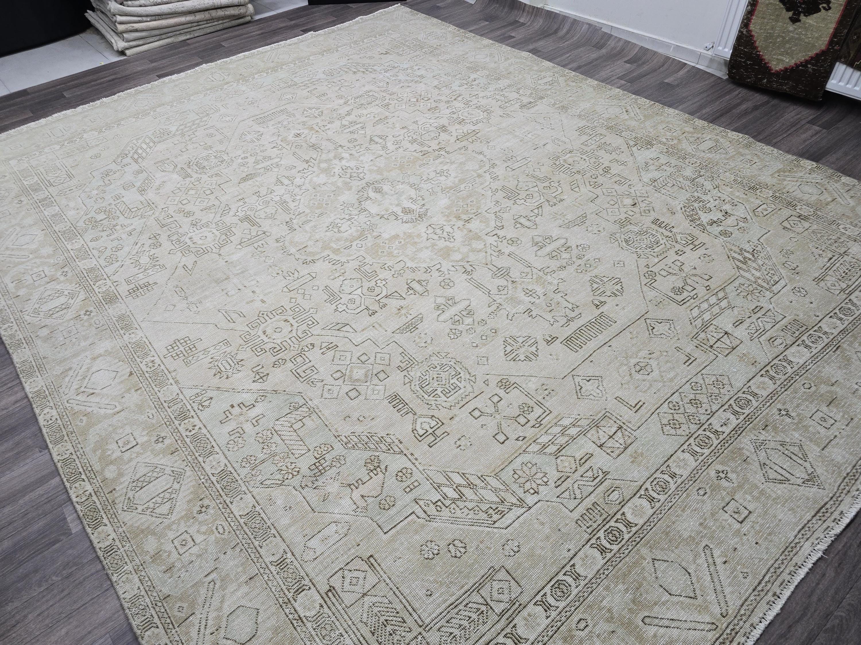 10x12 Handmade Wool Heriz Rug: Vintage Turkish Geometric Area Rug