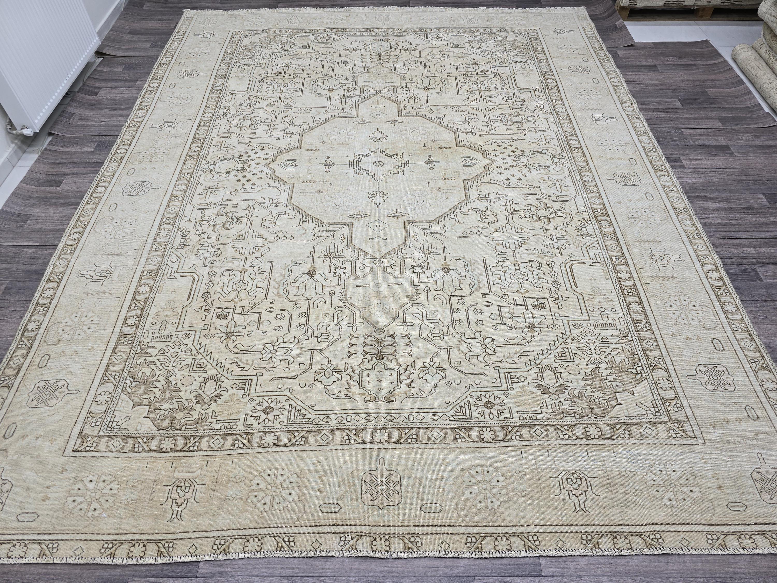 Large Vintage Turkish Oushak Rug: Handwoven Wool, Beige Geometric Medallion (9.7 x 12.25 ft)