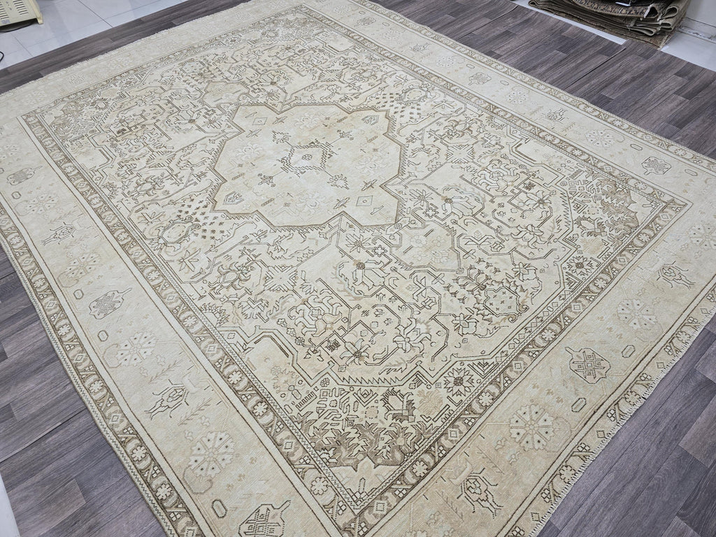 Large Vintage Turkish Oushak Rug: Handwoven Wool, Beige Geometric Medallion (9.7 x 12.25 ft)