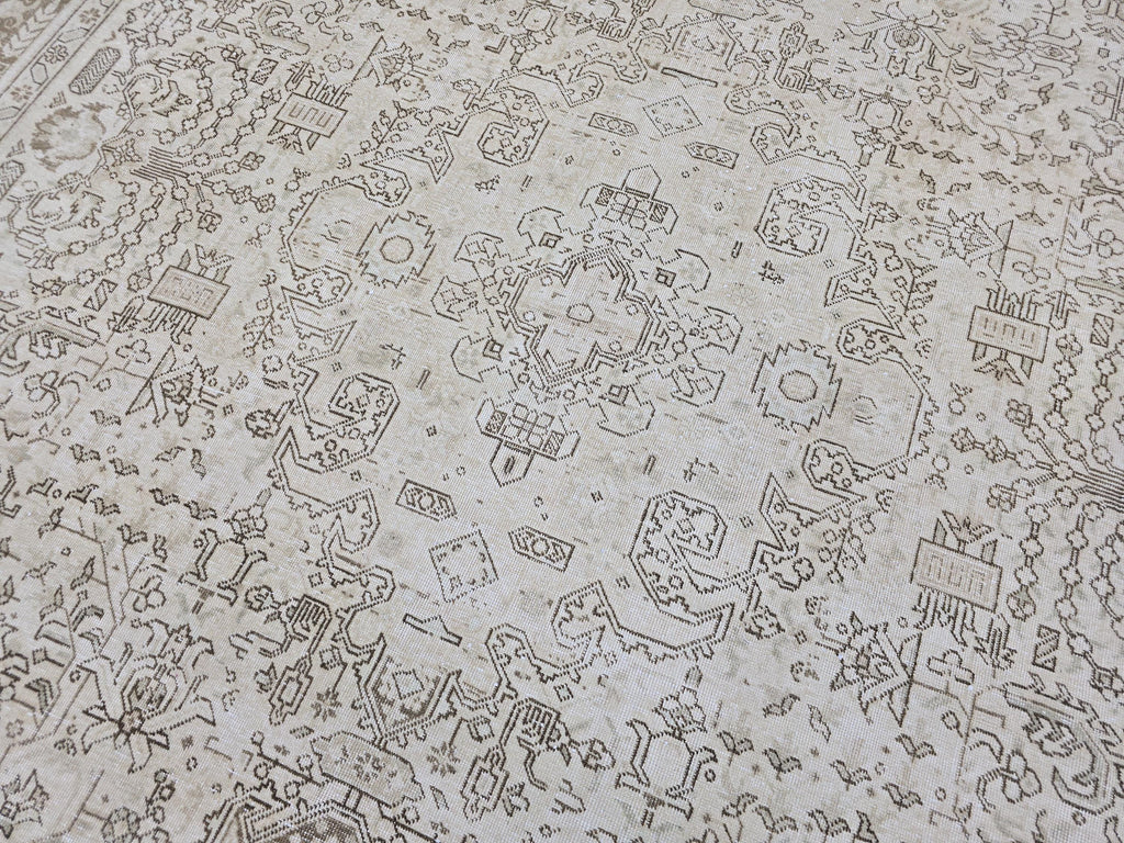 Large Vintage Turkish Oushak Rug: Handwoven Wool, Neutral Cream (9.3x12.4 ft)