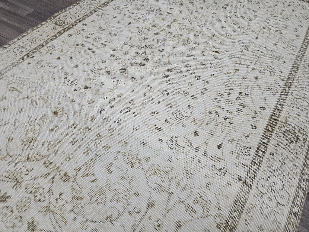 Vintage Turkish Wool Rug: 5.6x9.3 ft, Beige Anatolian Oushak Carpet