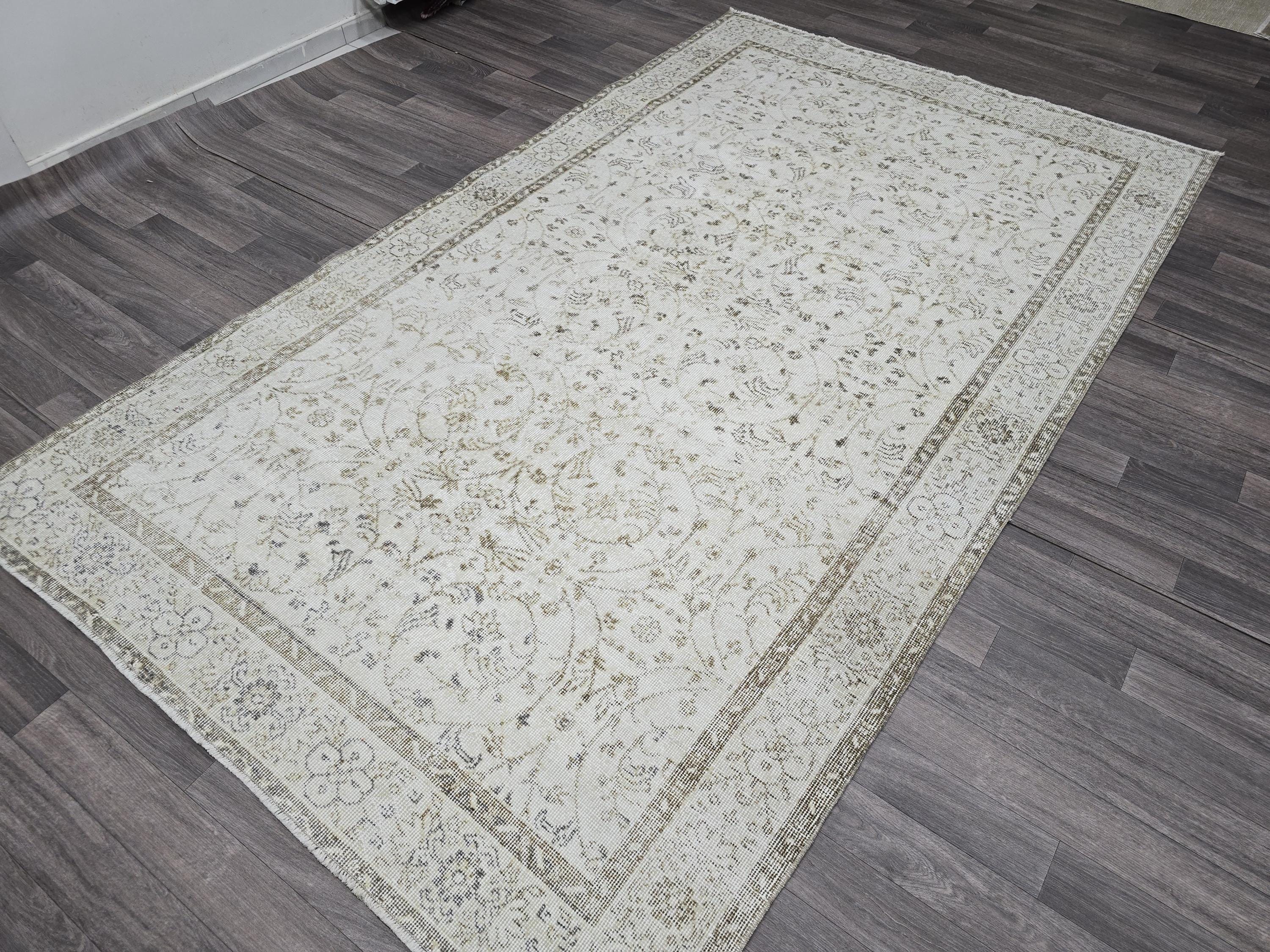 Vintage Turkish Wool Rug: 5.6x9.3 ft, Beige Anatolian Oushak Carpet