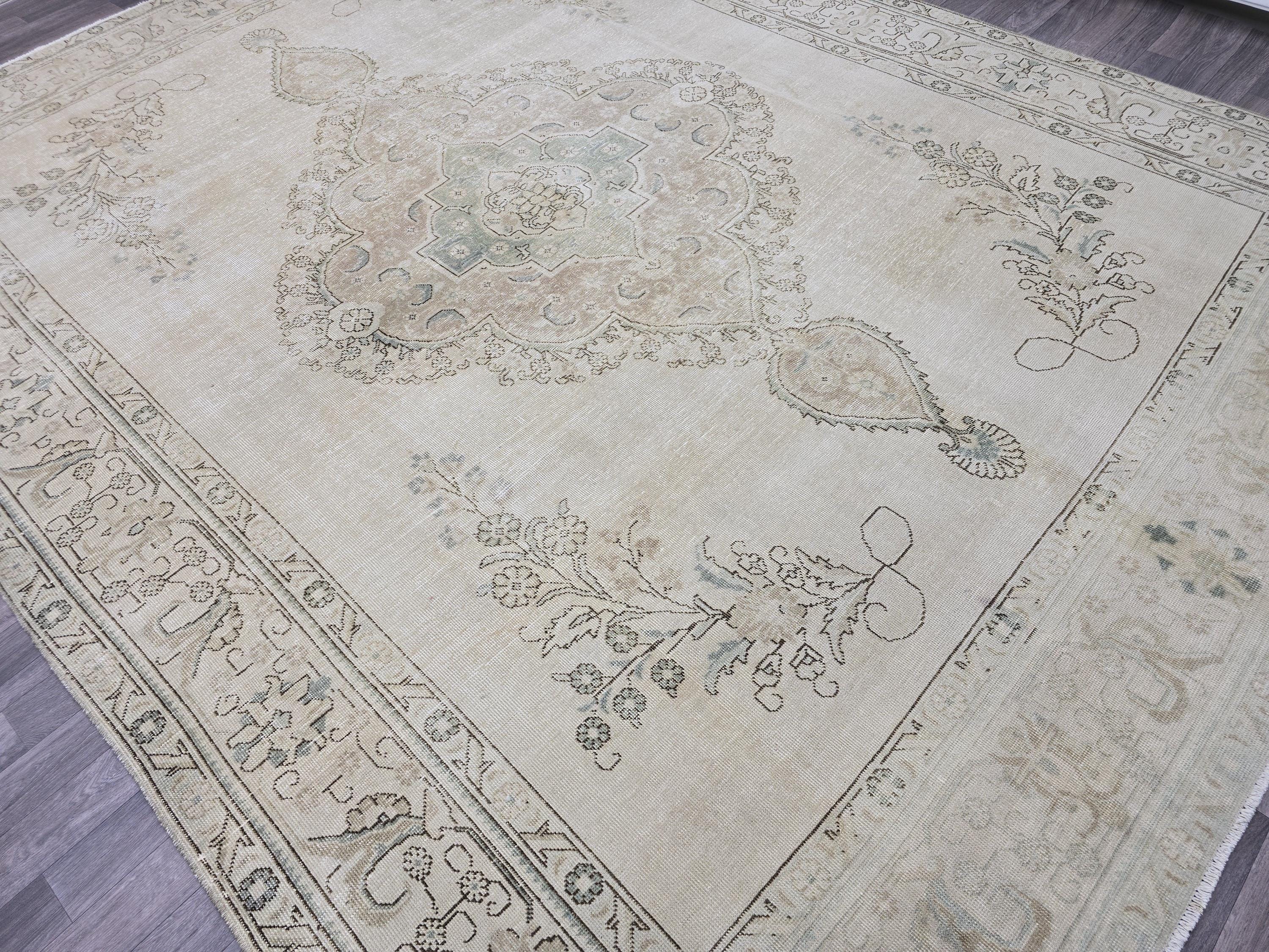 Oversize Oushak Rug (9.5x12.5 ft): Vintage Turkish Wool Medallion Rug
