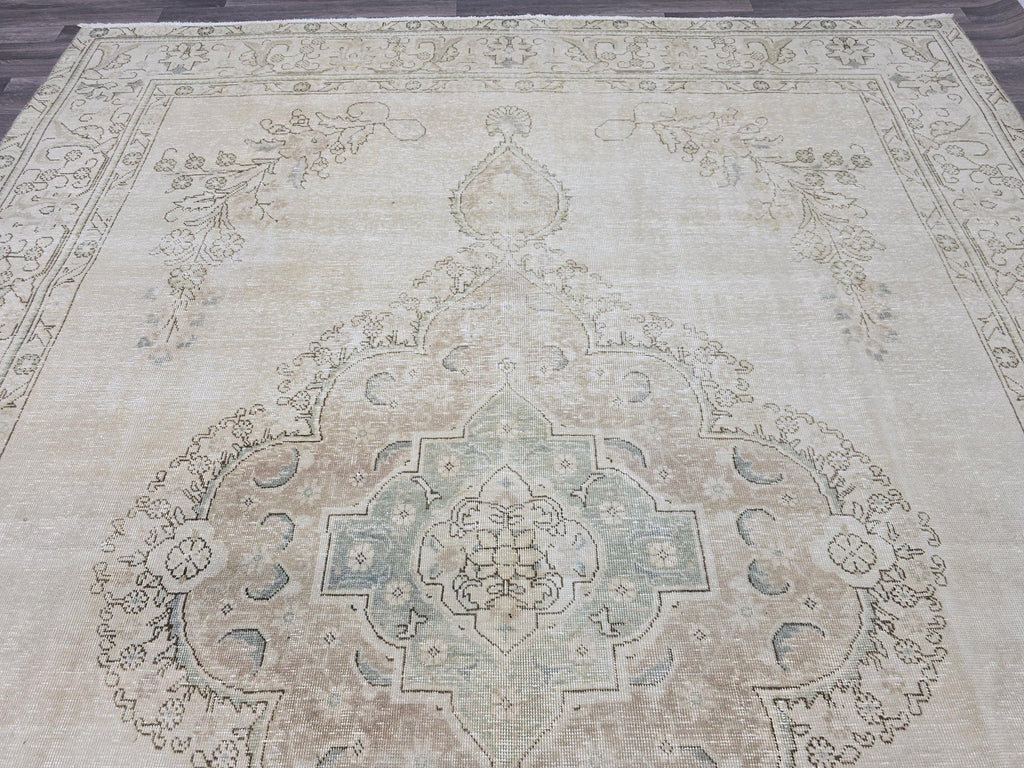 Oversize Oushak Rug (9.5x12.5 ft): Vintage Turkish Wool Medallion Rug