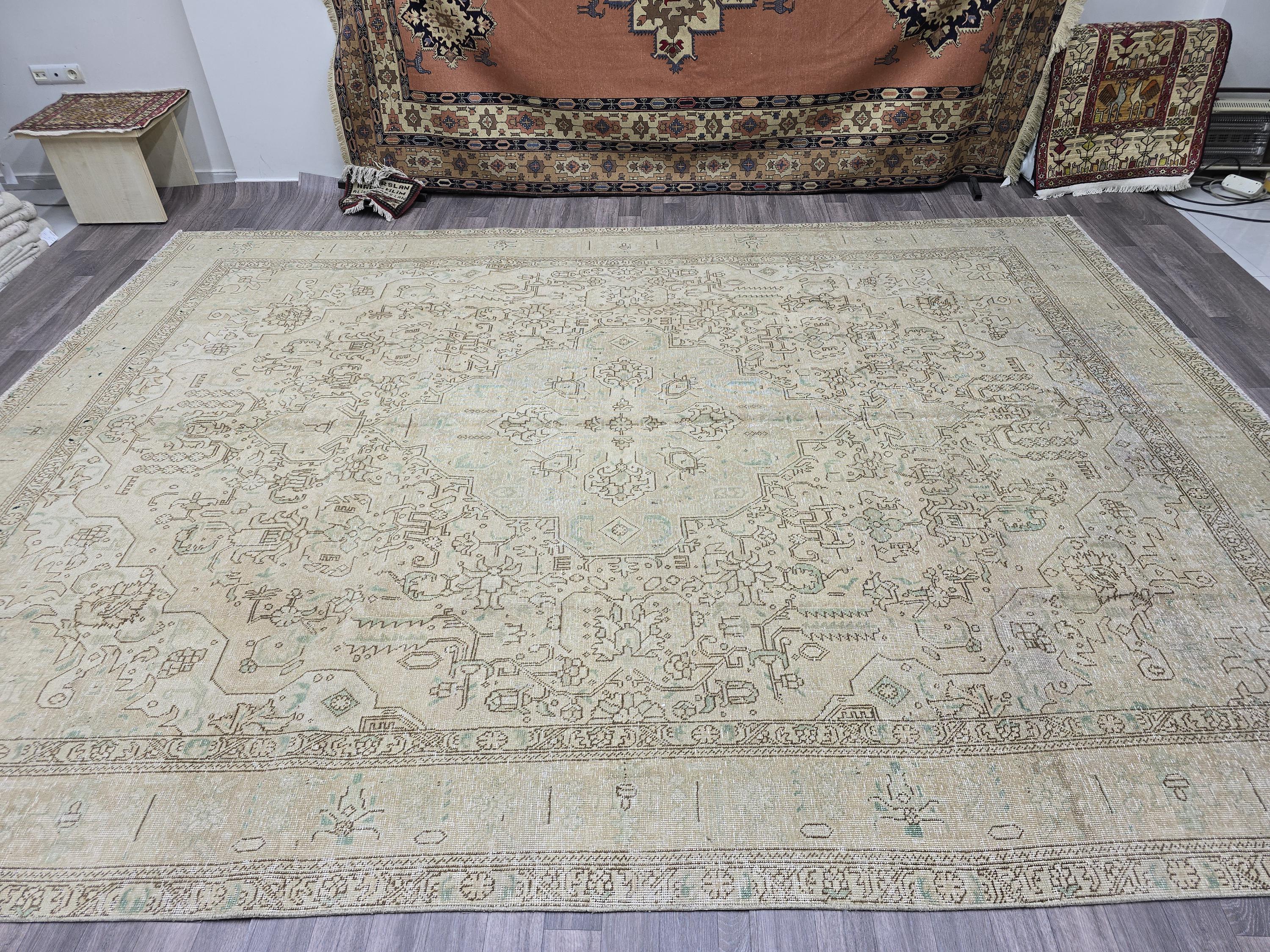Large Neutral Turkish Wool Rug: Hand-Knotted Vintage Heriz (9.35x12.60 ft)