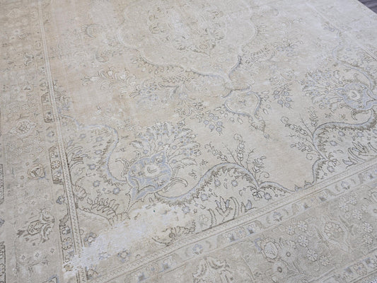 Antique Ivory Persian Rug 9x13: Handwoven Wool Floral Carpet