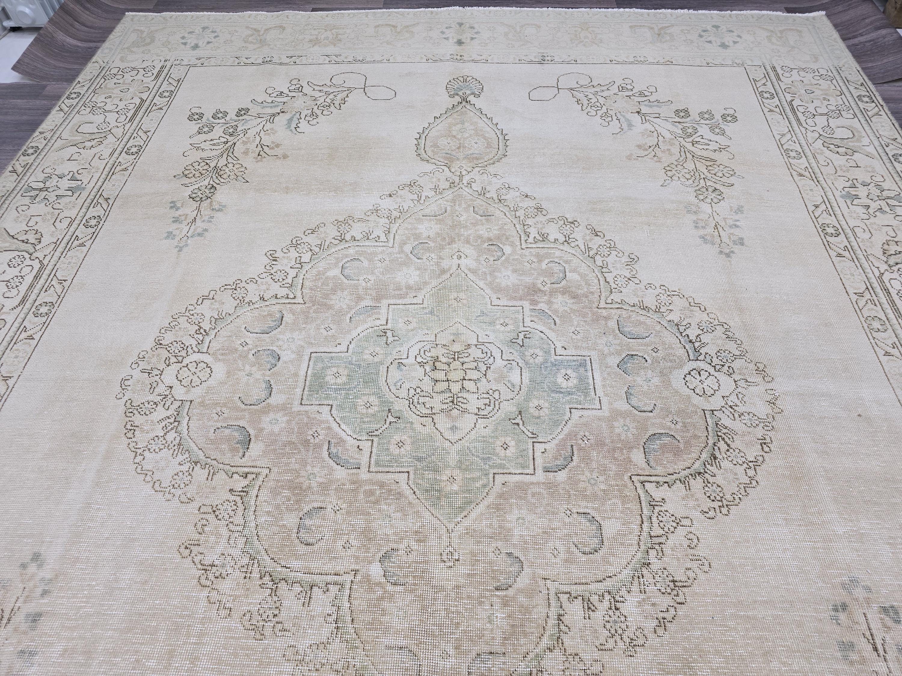Oversize Oushak Rug (9.5x12.5 ft): Vintage Turkish Wool Medallion Rug