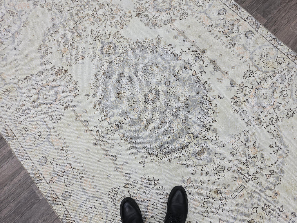 Vintage Cream Oushak Rug 5x9: Muted Persian Style Wool Carpet