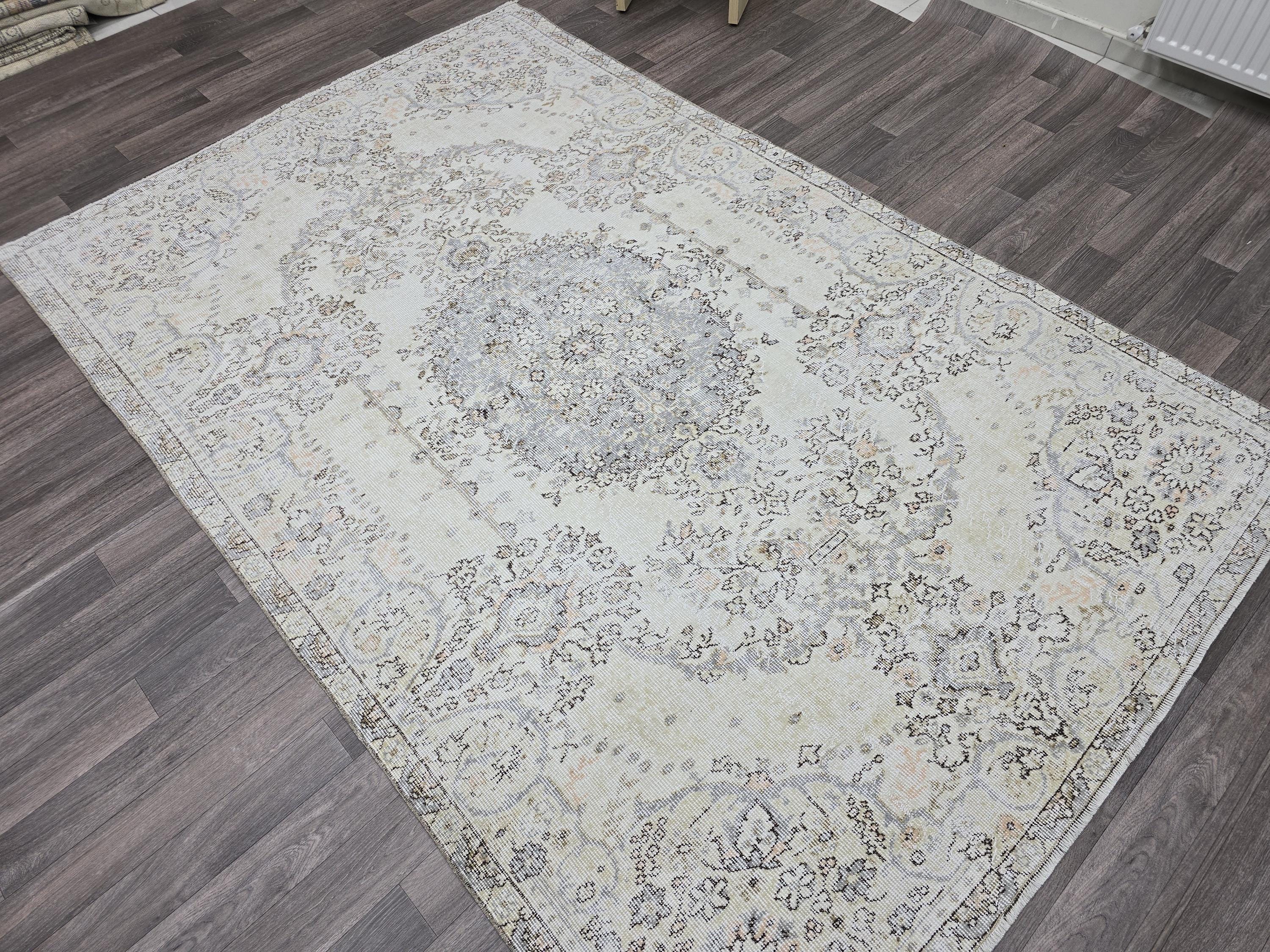 Vintage Cream Oushak Rug 5x9: Muted Persian Style Wool Carpet