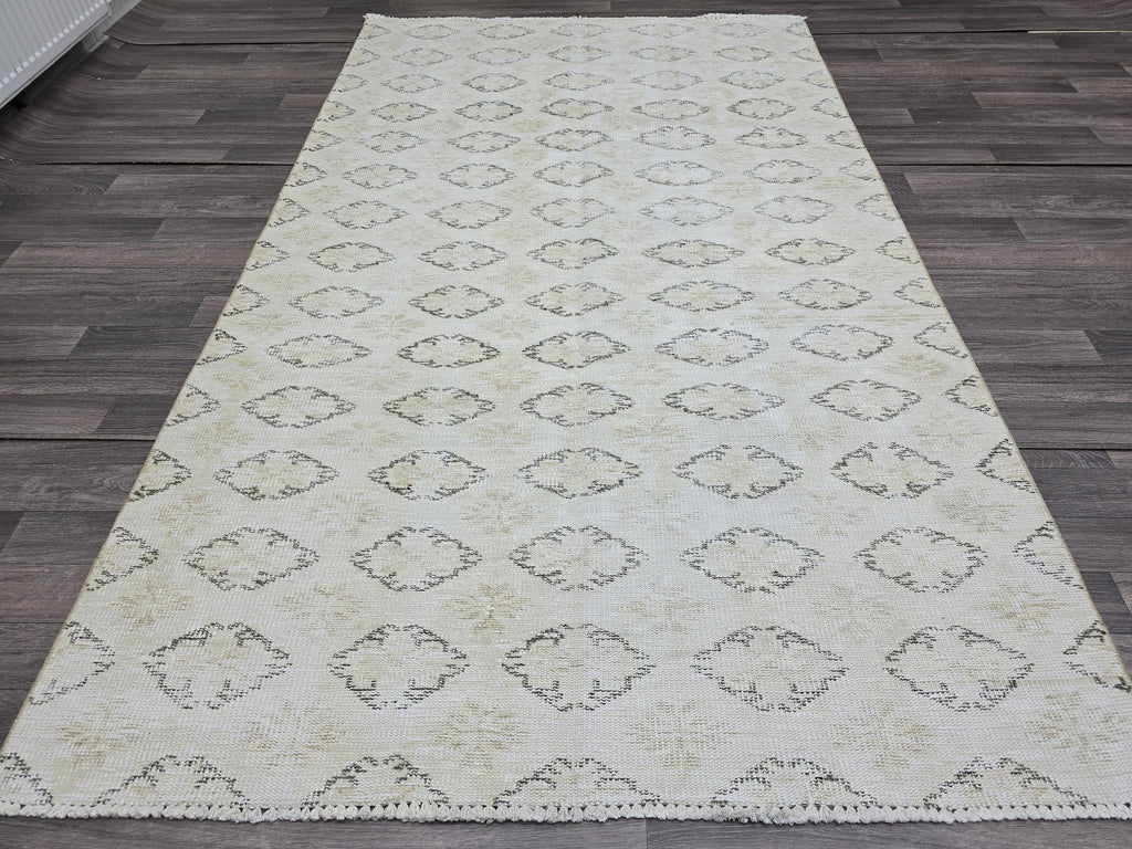 Vintage Oushak Rug 5x8: Cream Wool Diamond Pattern Turkish Carpet