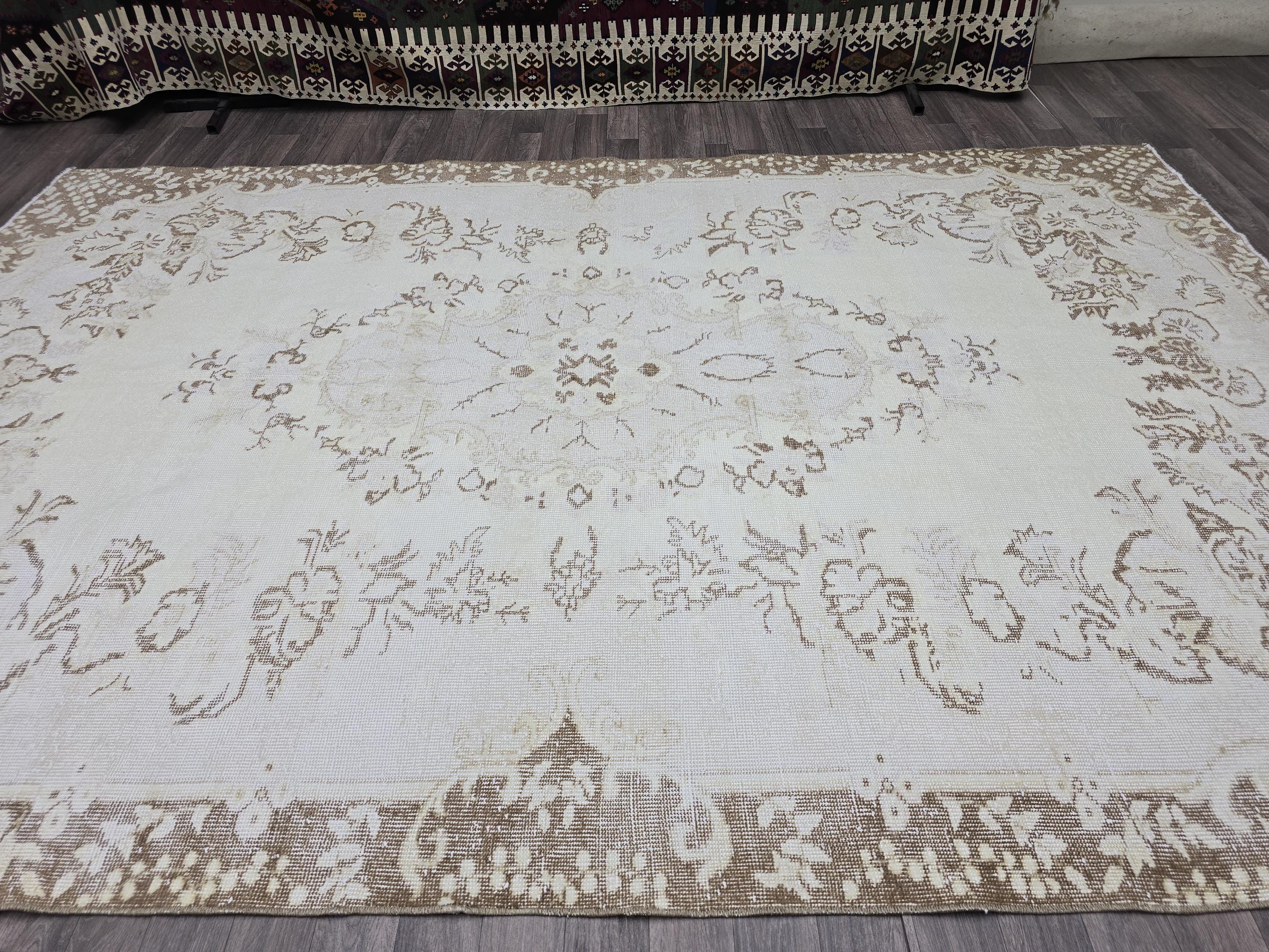 Vintage Cream Oushak Rug 7x10: Hand-Knotted Wool Floral Medallion