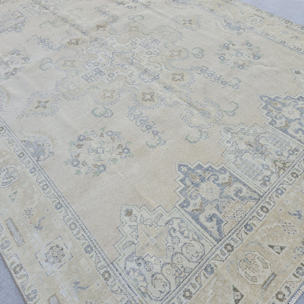 9x12 Vintage Turkish Wool Rug: Hand-Knotted Anatolian Design