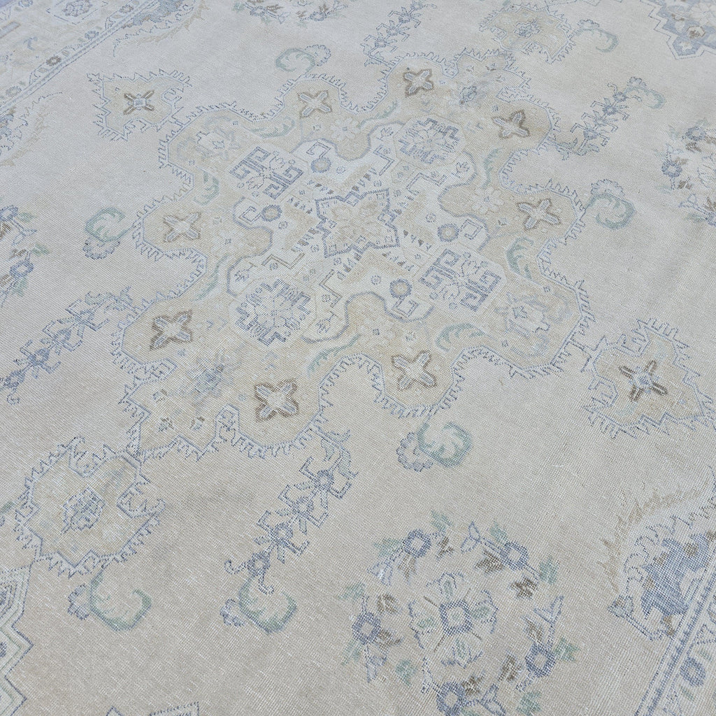 9x12 Vintage Turkish Wool Rug: Hand-Knotted Persian Design