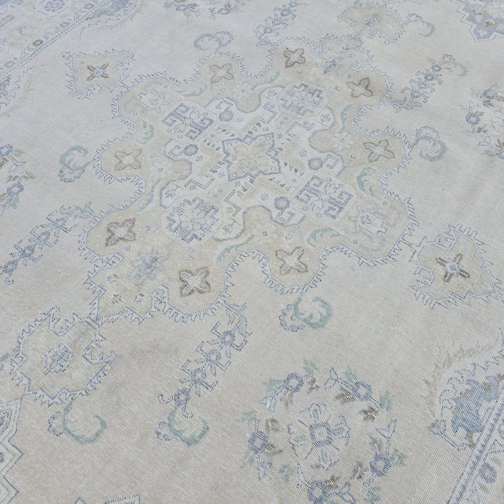 9x12 Vintage Turkish Wool Rug: Hand-Knotted Anatolian Design