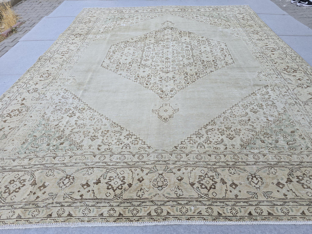 10x13 Hand-Knotted Oushak Rug: Vintage Turkish Wool Carpet