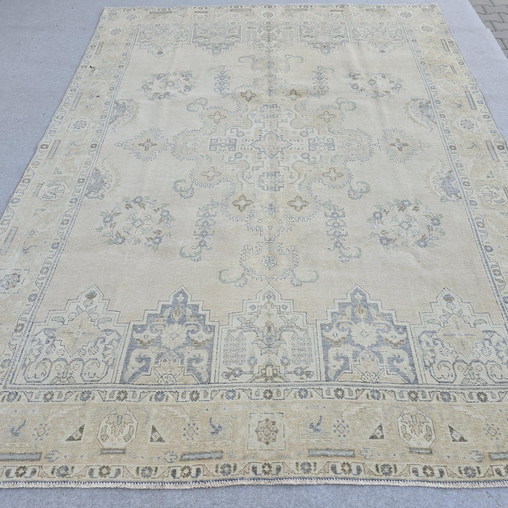 9x12 Vintage Turkish Wool Rug: Hand-Knotted Persian Design