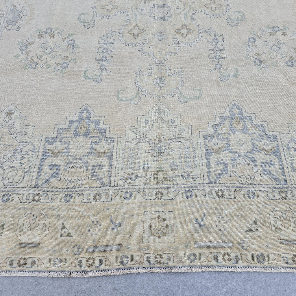 9x12 Vintage Turkish Wool Rug: Hand-Knotted Persian Design