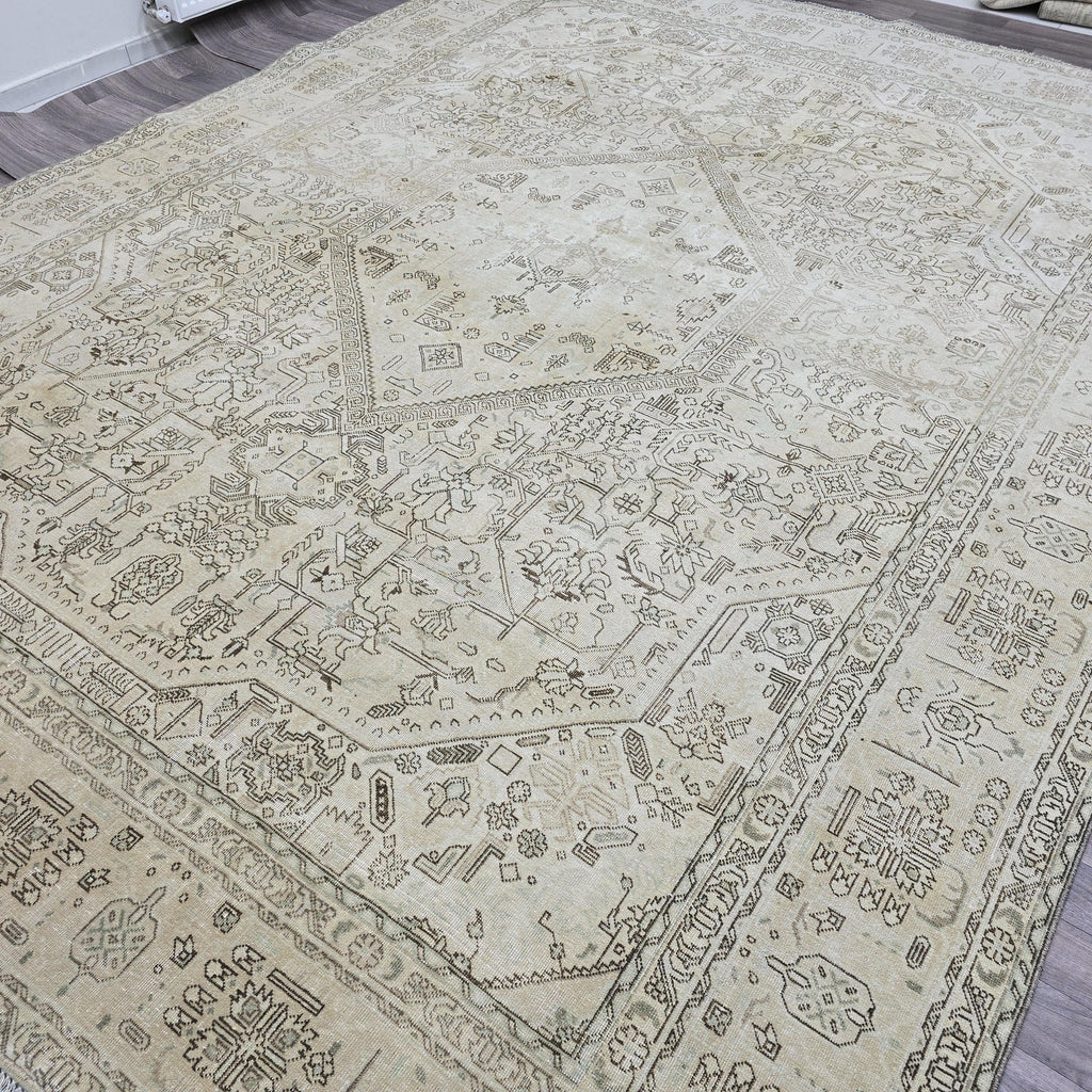 Vintage Turkish Oushak Rug: Large Hand-Knotted Wool Carpet
