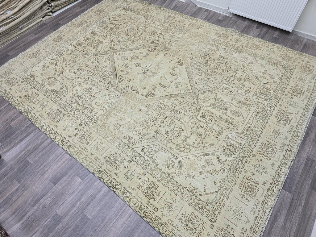 Vintage Turkish Oushak Rug: Large Hand-Knotted Wool Carpet